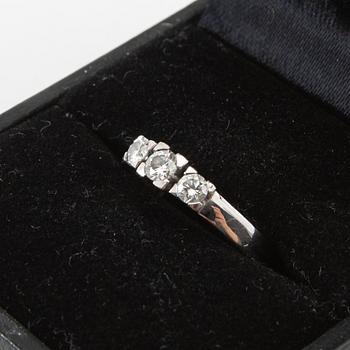 Ring, 18K vitguld med tre runda briljantslipade diamanter.