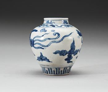 KRUKA, porslin. Ming dynastin, 1500-tal.