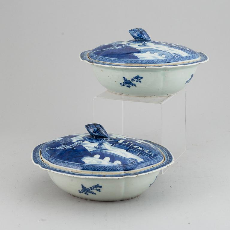 A pair of blue and white porcelain tureens with covers, Qing dynasty, Jiaqing.