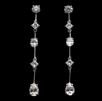 535. A PAIR OF EARRINGS, brilliant, princess, oval and drop cut diamonds c. 2.72 ct. H-F/vs. 18K white gold, weight 5,3 g.