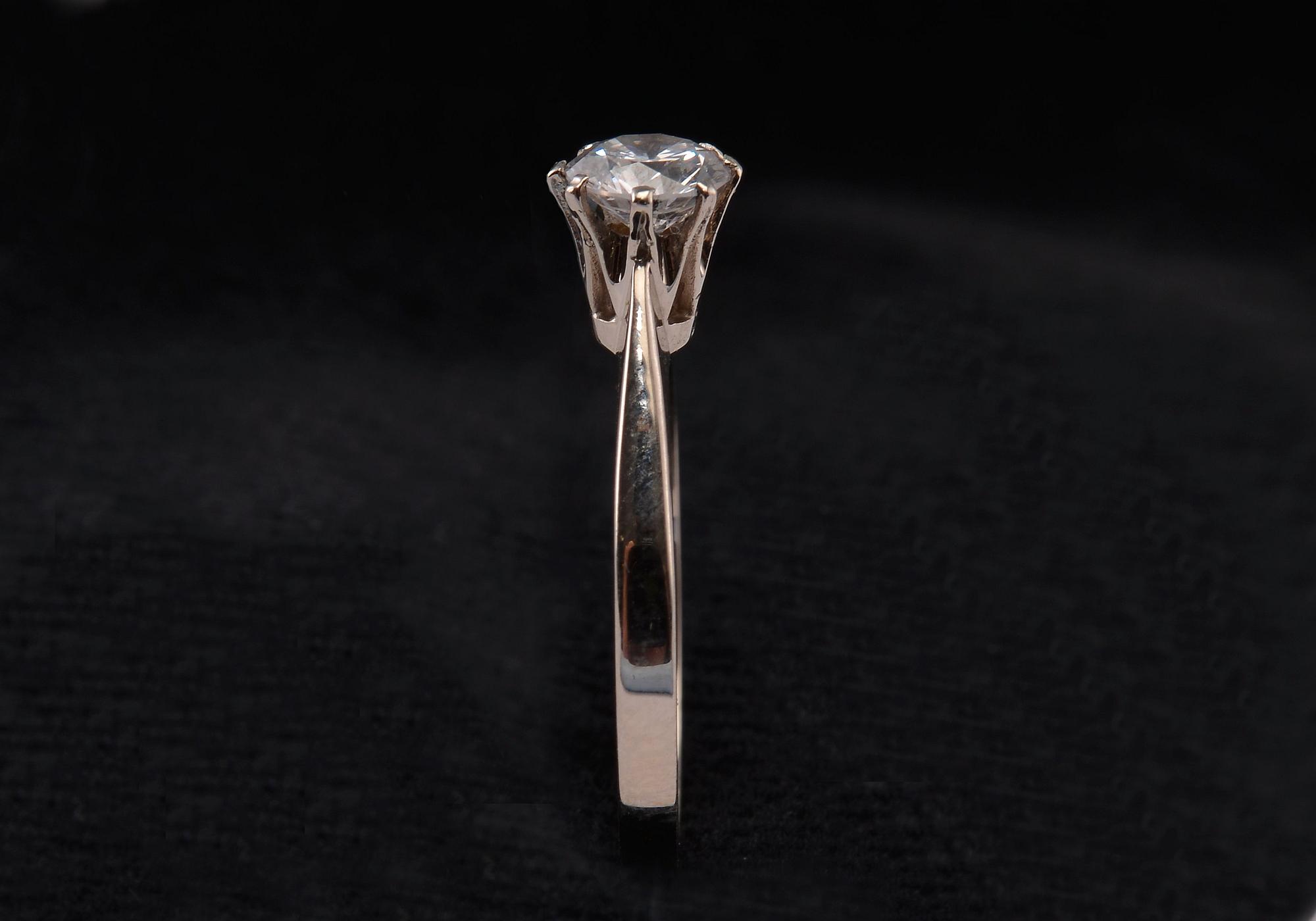 RING, briljantslipad diamant ca 0.58 ct. Stämplad RVH, Stockholm 1975. 18K vitt guld, vikt 2,2 g.