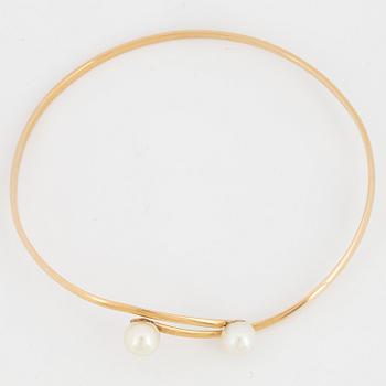 18K gold and cultured pearl bangle.