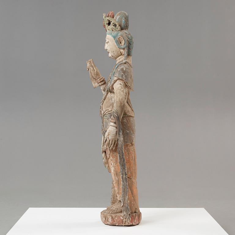 A large wooden scultpure of Guanyin, Qing dynasty, 17th/18th Century.