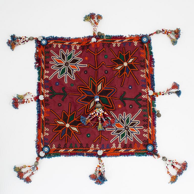 Huvudbonad, silke, Uzbekistan, ca 43 x 41 cm.