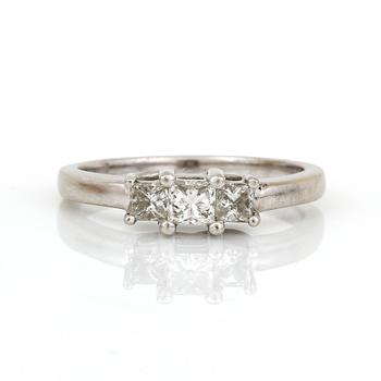 RING, platina med prinsesslipade diamanter, tot ca 0,47 ct. Total vikt ca 3,82 g.