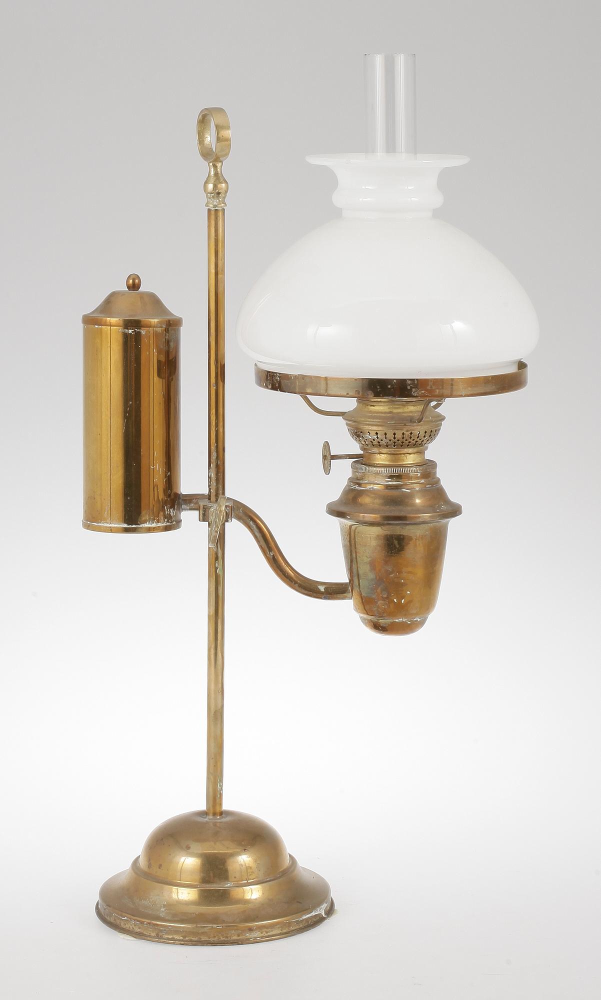 BORDSFOTOGENLAMPA, Kosmos Brenner, sekelskiftet 1800/1900.