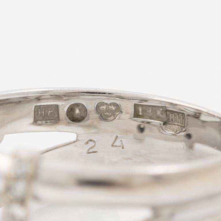 Engelbert a ring 18K white gold with round brilliant-cut diamonds.