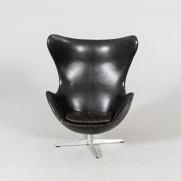 An Arne Jacobsen Ägget armchair for Fritz Hansen Denmark 1968.