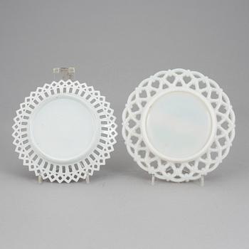 NAUTISKA TALLRIKAR, 2 st, porslin resp glas, tidigt 1900-tal.