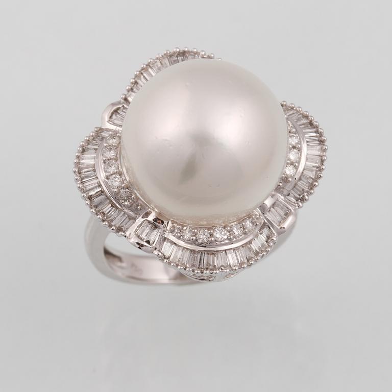 RING, 18K vitguld med briljant och baguettslipade diamanter ca 0.65 ct samt odlad pärla. Vikt 10,7 gram.