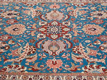 A CARPET, a semi-antique Tabriz, ca 359,5 x  259 cm.