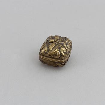 Two bronze boxes with covers, including Qing dynasty.