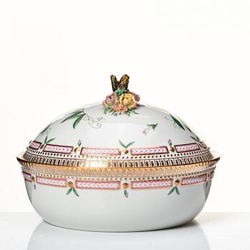 Karott med lock, porslin. Royal Copenhagen, "Flora Danica", Danmark, 1900-tal.