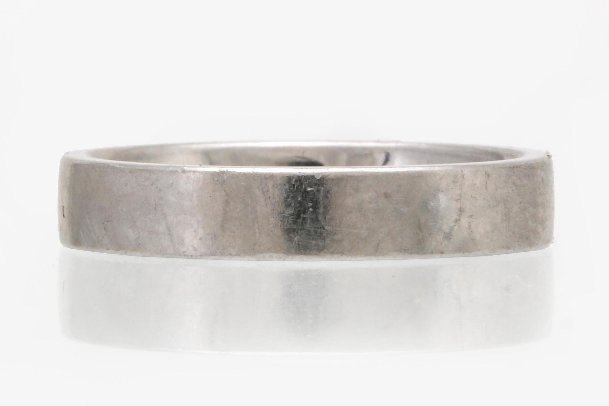 Wedding band platinum, 8,8 g, size approx 58,5, width approx 3 mm, Butler Malmö.
