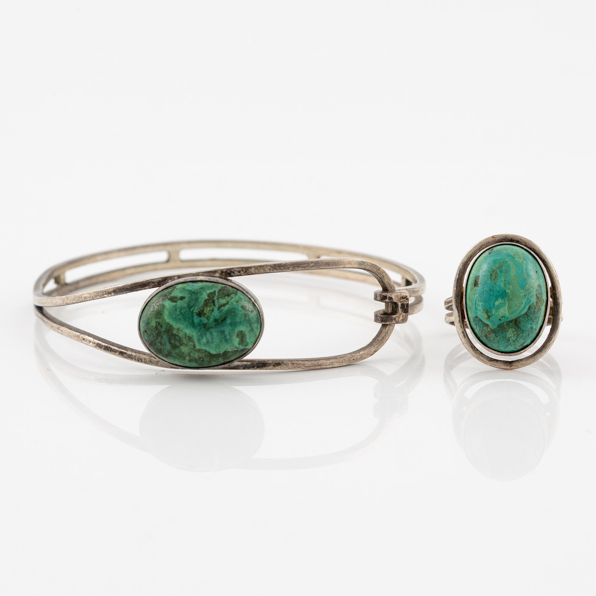 Armring samt ring, silver med cabochonslipade stenar.