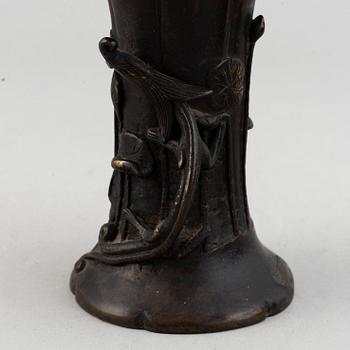 Vas samt rökelskar, två stycken, brons. Kina, 1900-tal.