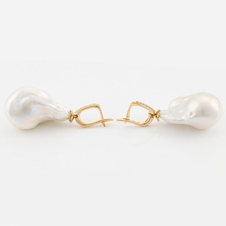 A pair of earrings in 18K gold with cultured baroque freshwater pearls and round brilliant-cut diamonds.