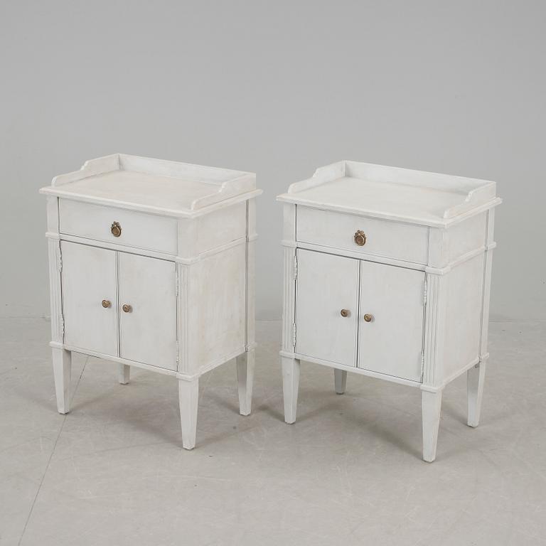 POTTSKÅP, ett par, gustaviansk stil, 1900/2000-tal.