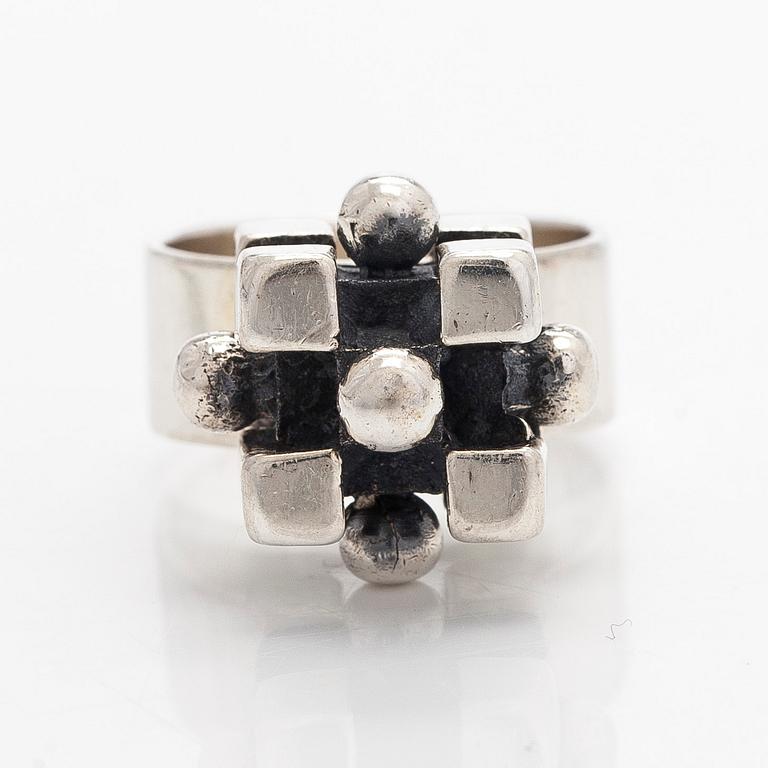 Pentti Sarpaneva, sormus, hopeaa. Turun Hopea, Åbo 1969.