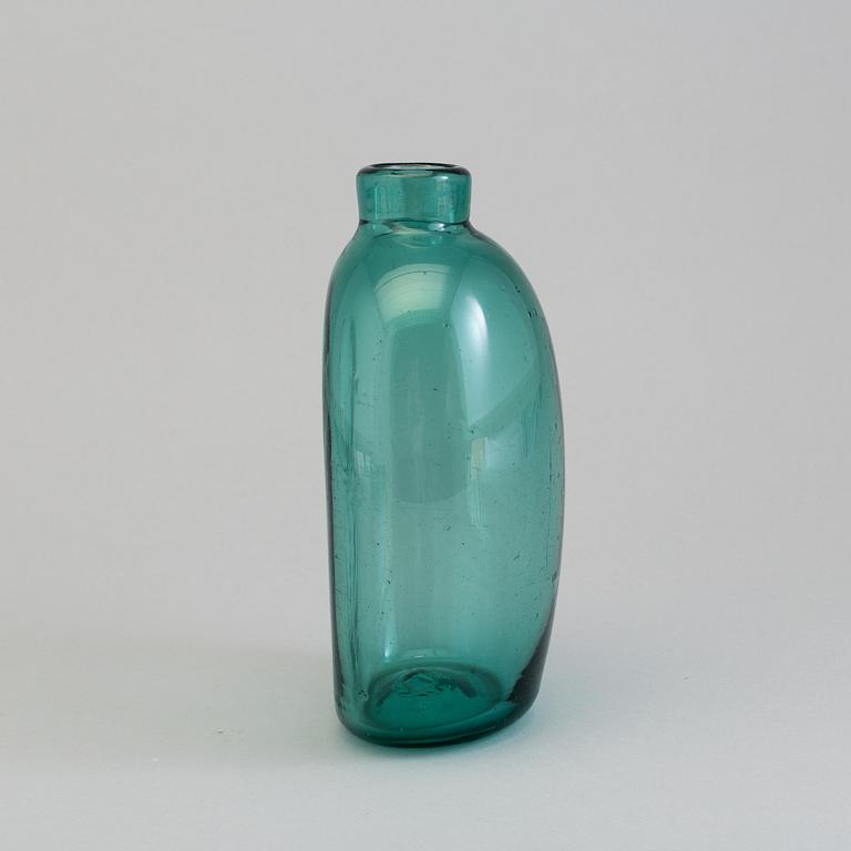 AN 18TH CENTURY GREEN GLASS BOTTLE.