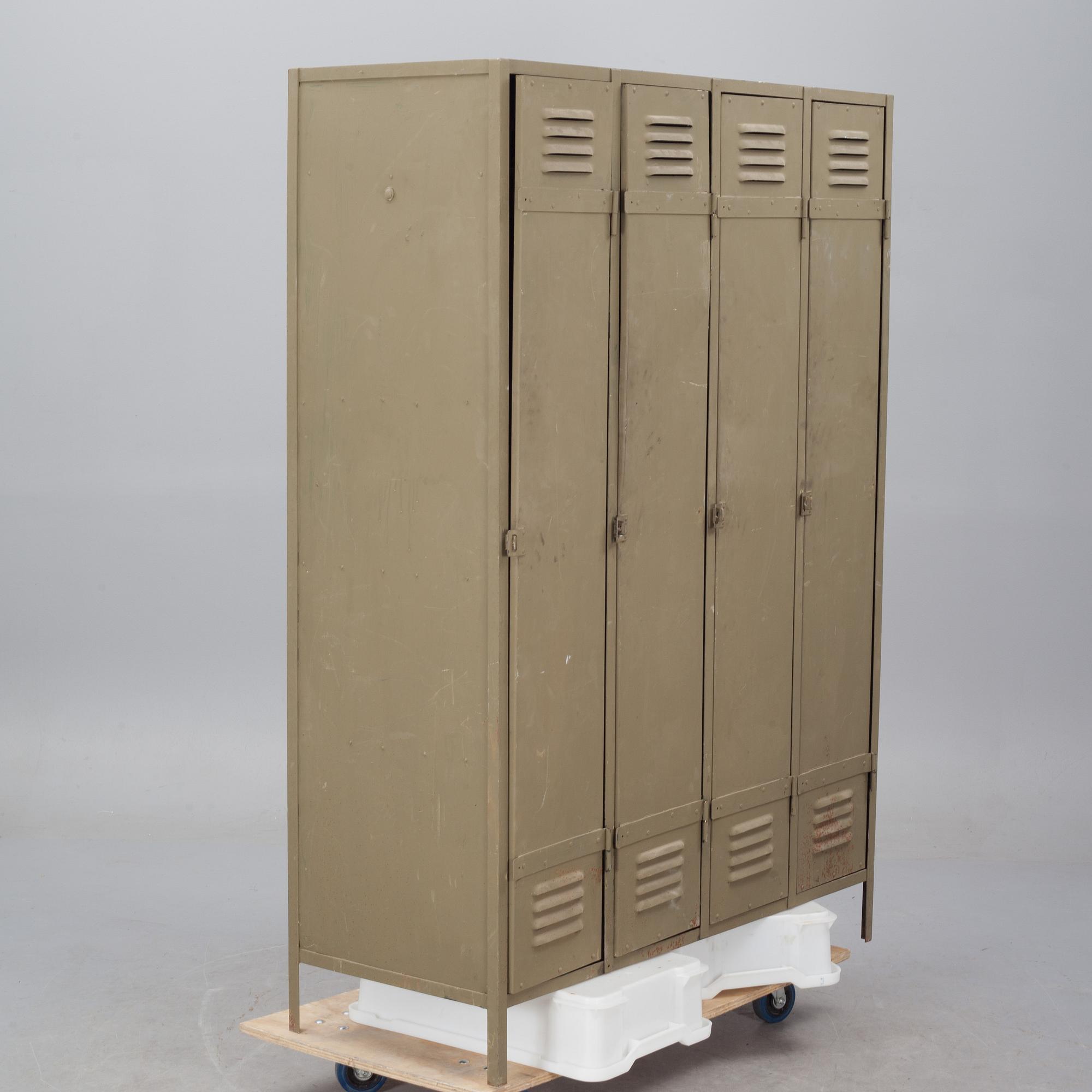 OMKLÄDNINGSSKÅP, 1900-talets andra hälft.