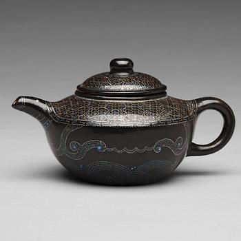 729. A 'lacque burgautée' imitating yixing tea pot with cover, presumably late Qing dynasty, circa 1900.