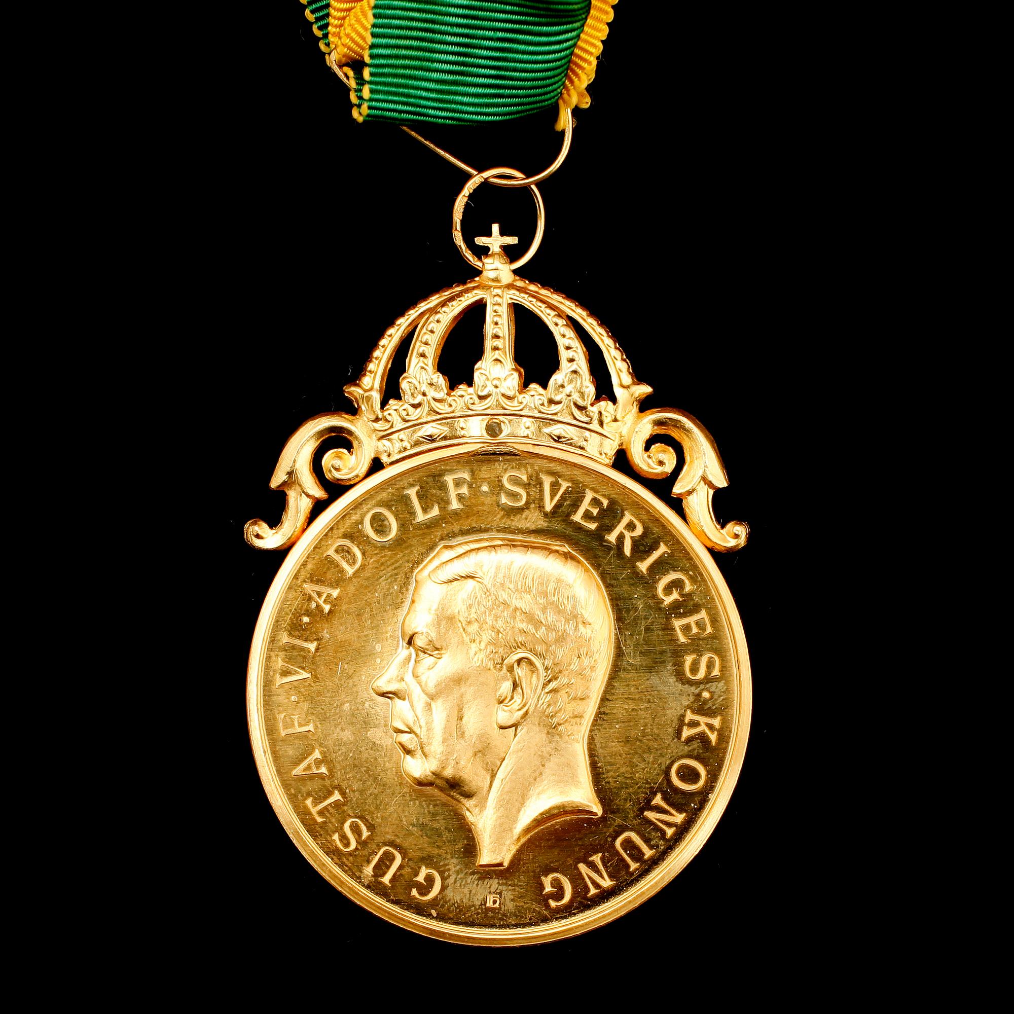 MEDALJ, 18 k, Kungliga Patriotiska Sällskapet. Vikt ca 37 g inkl. band.