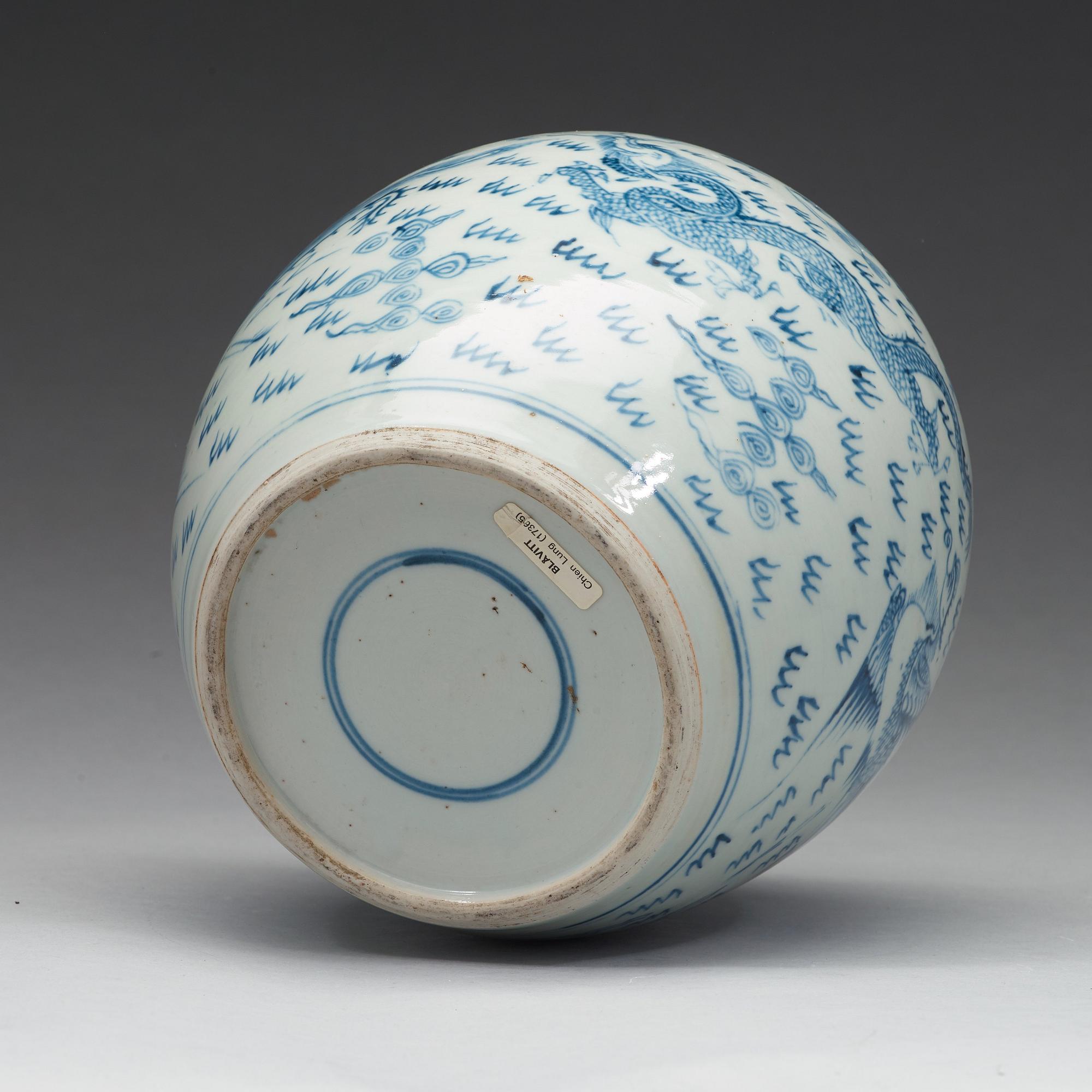 URNA, porslin. Qingdynastin, 1700-tal.