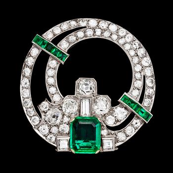 1021. An Art Deco Columbian emerald and diamond clip, 2 cts, resp. 4 cts. 1930's.