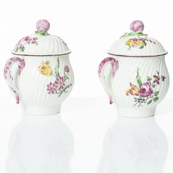 Cremekoppar med lock, ett par, rokoko, Mennecy-Villeroy, Frankrike, 1700-tal.