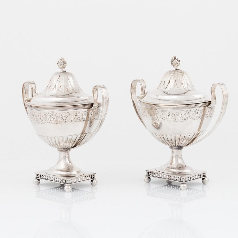 A pair of Swedish silver sugar bowls, marks of Gustaf Möllenborg, Stockholm 1898.