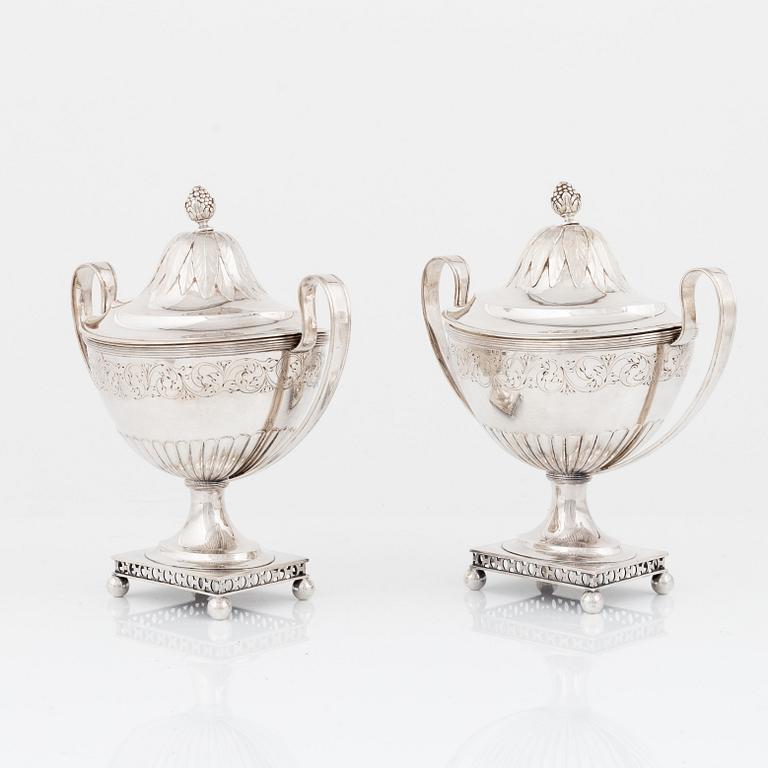 A pair of Swedish silver sugar bowls, marks of Gustaf Möllenborg, Stockholm 1898.