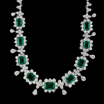 1166. A emerald, tot 12.06 cts, and diamond, tot 15.54 cts, necklace.
