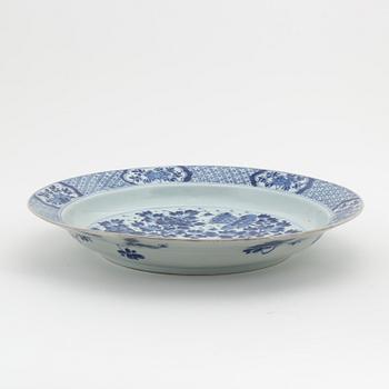 A blue and white dish, Qing dynasty, Kangxi (1662-1722).