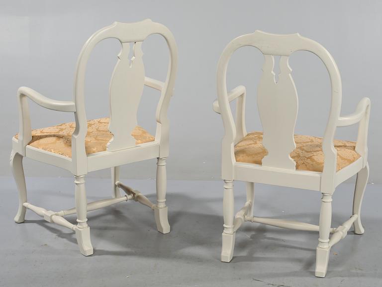 KARMSTOLAR, ett par, rokokostil, 1900-talets andra hälft.