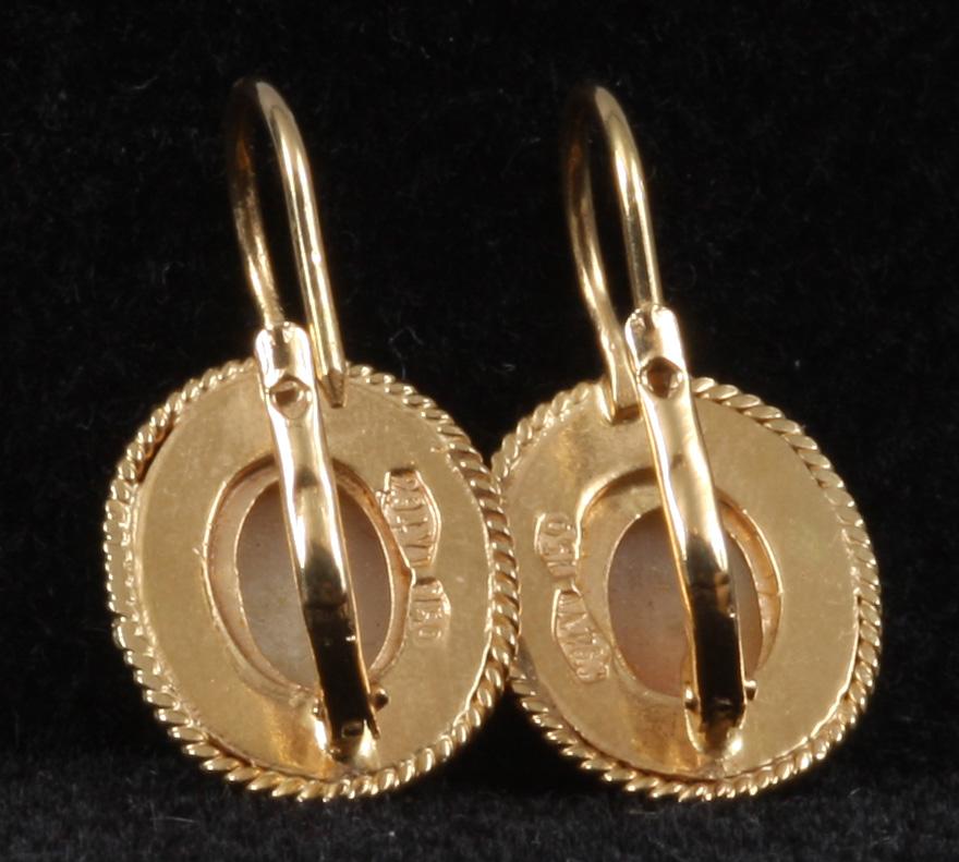 ÖRHÄNGEN, 18K guld samt camé. Bär Italienska guldstämplar.