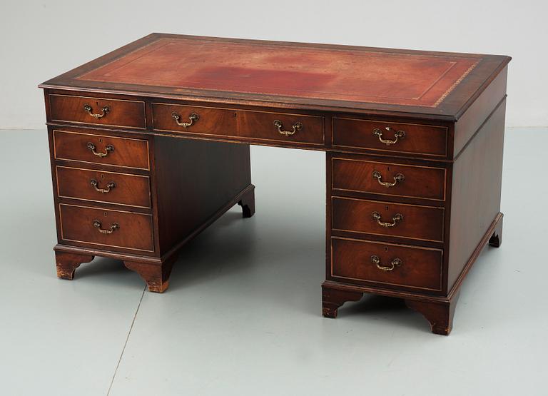 SKRIVBORD, engelsk stil, 1900-talets andra hälft.