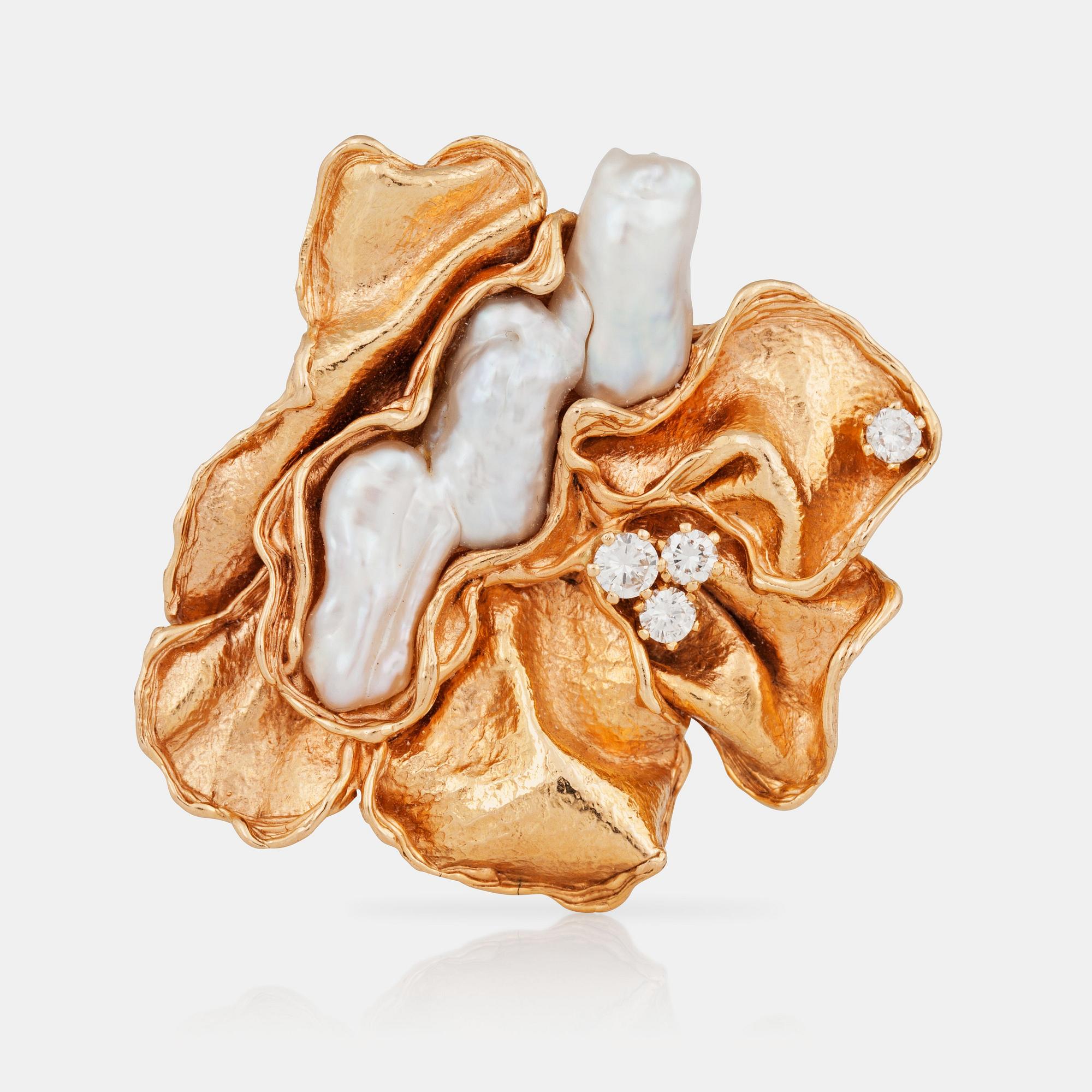 A cultured saltwater pearl and brilliant-cut diamod ring. "Butterfly" by Siegfried Egger.