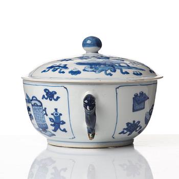 A blue and white tureen with cover, Qing dynasty, Kangxi (1662-1722).