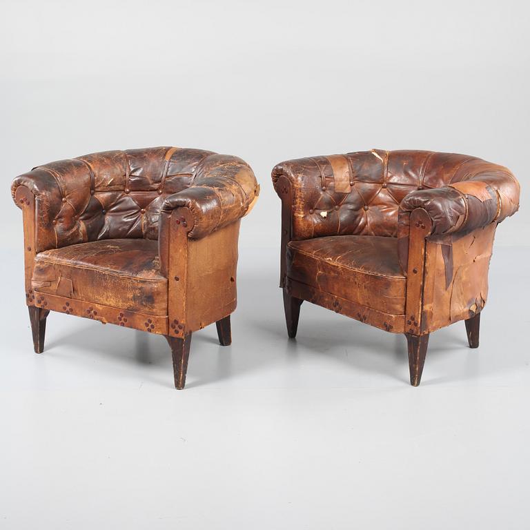 CLUBBFÅTÖLJER, ett par, omkring 1900-talets mitt.