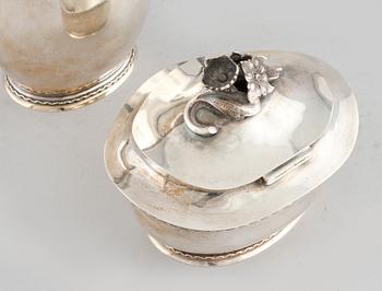 A koffee set in silver in two pieces by Erik Råström from Stockholm from 2947, weight 1040 grams.