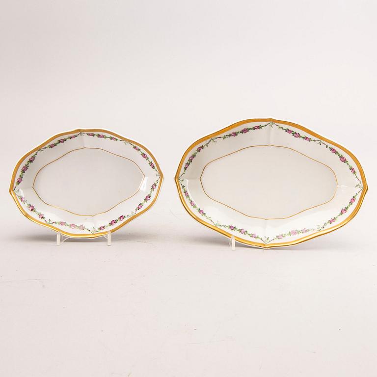 A Royal Copenhagen porcelain 55 pcs dinner service model 478 mid 1900s.
