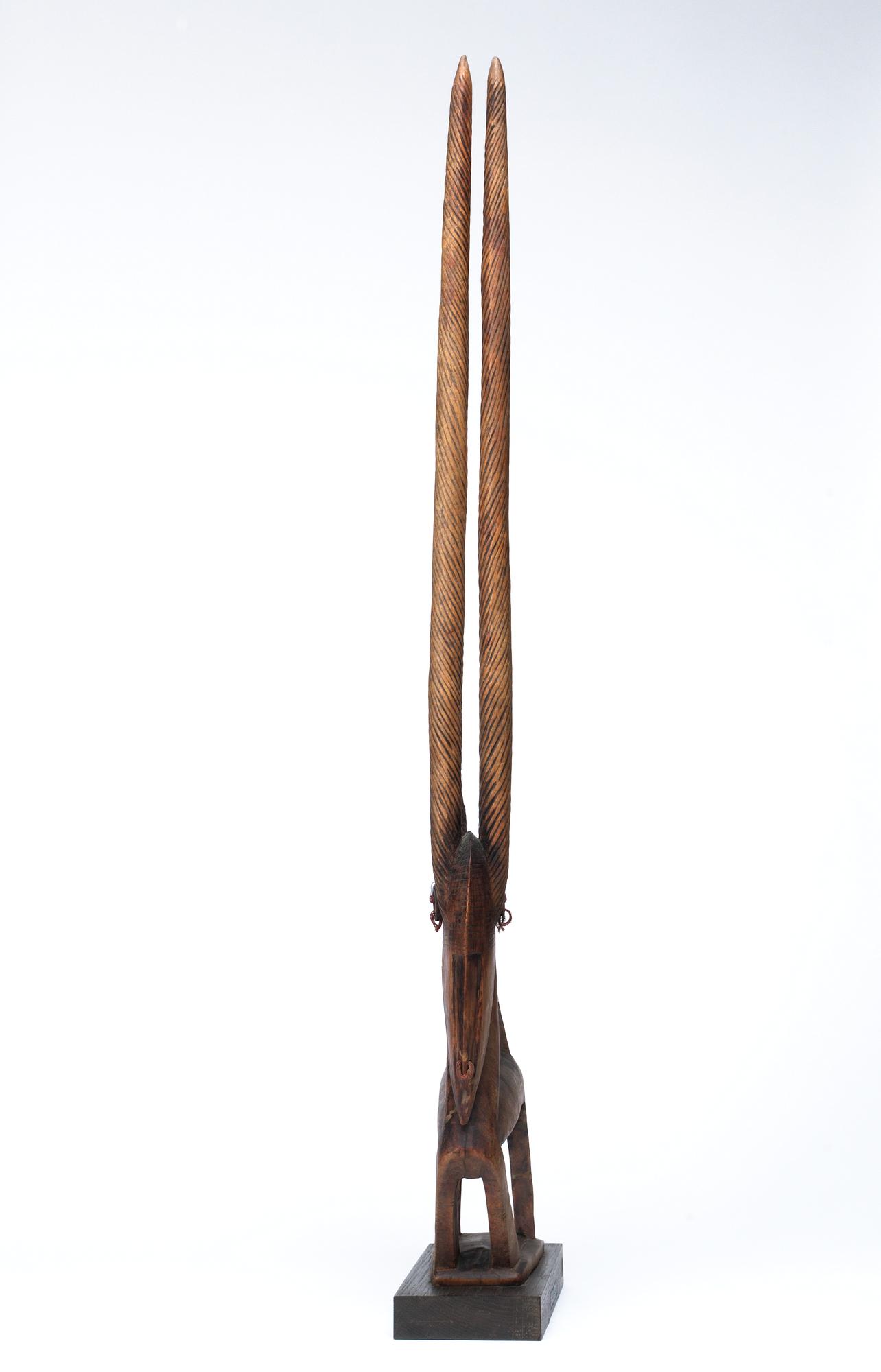 HUVUDPRYDNAD. Tshiwara (stiliserad antilop) - Moderskap. Trä. Bambara-stammen. Mali ca 1940-tal. Höjd 86 cm.