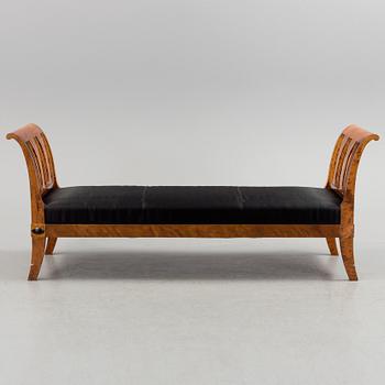 An early 20th century biedermeier-style chaise lounge.