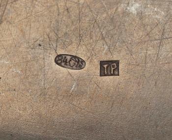 BRICKA, silver, Ryssland, Moskva ca. 1900. Vikt ca 273,4 g.