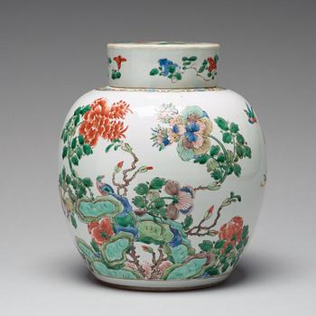 KRUKA med LOCK, porslin. Qingdynastin, Kangxi (1662-1722).
