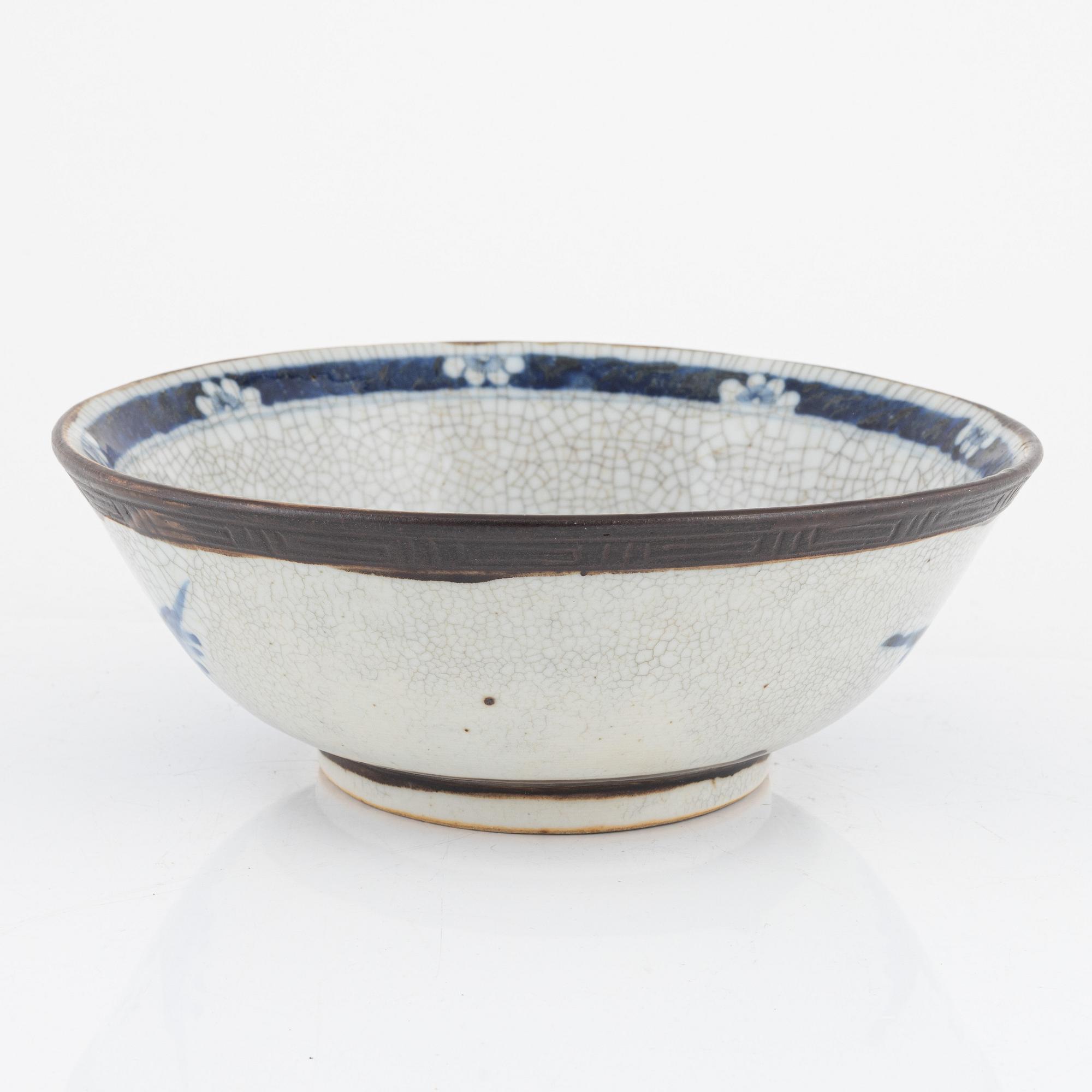 A Chinese porcelain punch bowl, around the year 1900.