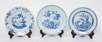 TALLRIKAR, 2 st, samt SKÅLFAT, porslin, Kina, 1800-tal.