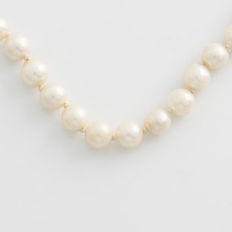 Pearl necklace, with cultured saltwater pearls, clasp in 18K white gold.