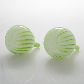 Oiva TOikka, Two glass sculptures "Onion". Signed Oiva Toikka, Nuutajärvi Notsjö 117 and 120/1000.